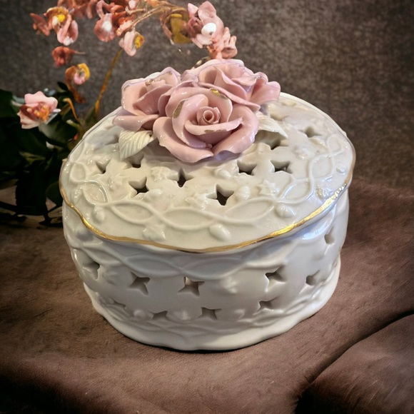 Vintage Ceramic Potpourrie Jewelry Trinket Box Lid Capodimonte Style Roses - Picture 3 of 16
